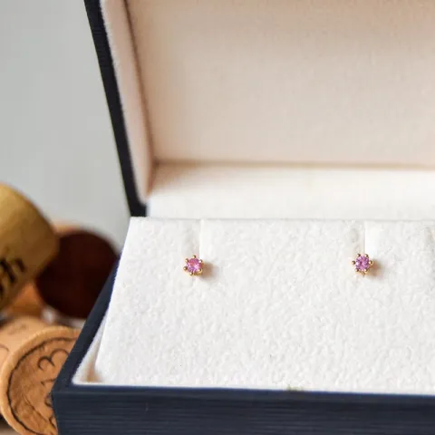 2 x 0,07 ct pink Saphir Solitärohrstecker in 14 Karat Gold mit pinkfarbenem Saphir 