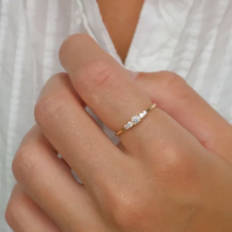 eng weißem Zirkon Ring aus 9 Karat Gold