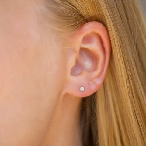 2,5 mm runder helix piercing in 9 Karat Gold mit Zirkon