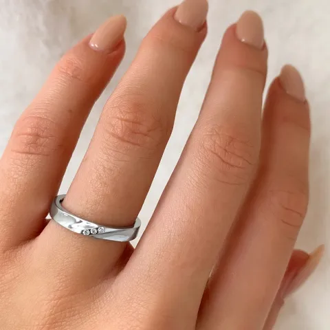 eng Zirkon Ring aus rhodiniertem Silber